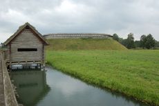 Slawenburg_Gross_Raden_Brueckenhaus_Burgwall.jpg